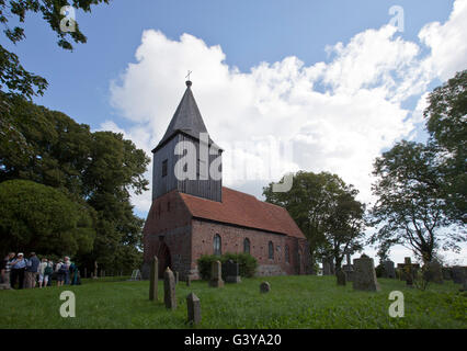 Chiesa di mattoni rossi in Gross Zicker, Moenchgut penisola, Ruegen Island o Rugia Isola, Meclemburgo-Pomerania Occidentale Foto Stock