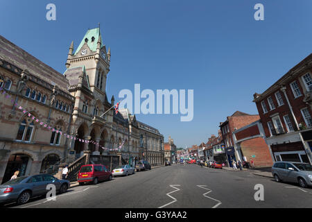 Il Broadway e la Guildhall in Winchester, Hampshire, Inghilterra, Regno Unito, Europa Foto Stock