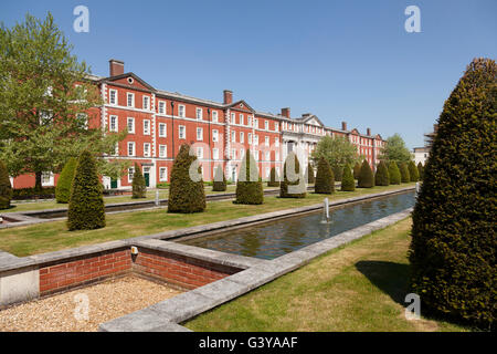 I giardini formali e la fontana nella piazza della penisola, Winchester, Hampshire, Inghilterra, Regno Unito, Europa Foto Stock