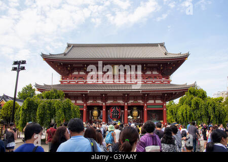 TOKYO - Maggio 2016: visitare la gente di Senso-ji il Tempio di Asakusa il 29 maggio 2016 Foto Stock