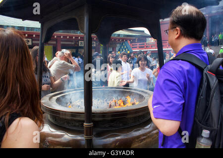 TOKYO - Maggio 2016: la gente a pregare nel Senso-ji il Tempio di Asakusa il 29 maggio 2016 Foto Stock