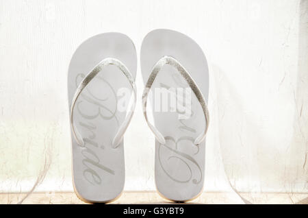 Immagine di una sposa flip flop prima che lei li mette su per il giorno. Foto Stock