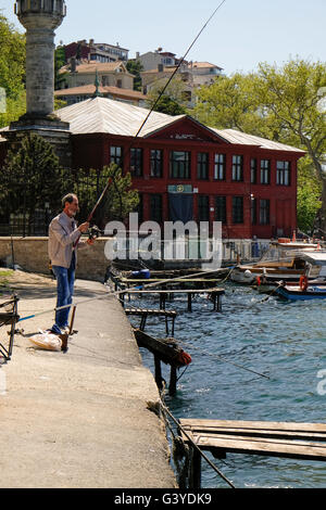 L'uomo la pesca dal Bosforo ad Istanbul in Turchia Foto Stock