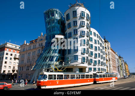 Ginger e Fred edificio ( la casa Danzante) da Frank Gehry a Praga Foto Stock