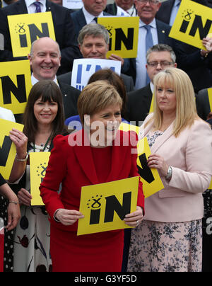 Primo Ministro Nicola lo storione si unisce a votare rimangono MSPs a Holyrood a Edimburgo, durante un pro--Unione europea rally. Foto Stock