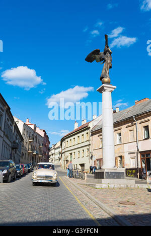 VILNIUS, Lituania - 7 giugno 2016: vista l'angelo piazza e Angelo Uzupis - simbolo del 'Repubblica indipendente di Uzupis' io Foto Stock