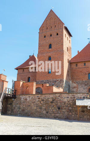 TRAKAI, Lituania - 8 giugno 2016: Vista Castello di Trakai sull isola di Trakai che costruita nel XIV secolo da Kestutis Foto Stock