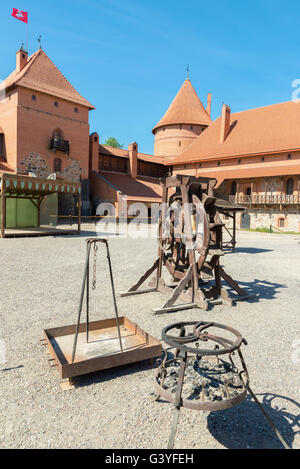 TRAKAI, Lituania - 8 giugno 2016: Vista Castello di Trakai sull isola di Trakai che costruita nel XIV secolo da Kestutis Foto Stock