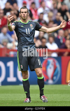 Il Galles Gareth Bale reagisce durante UEFA EURO 2016, gruppo B corrispondono allo Stade Felix Bollaert-Delelis, lente. Foto Stock