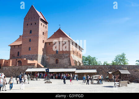 TRAKAI, Lituania - 8 giugno 2016: Vista Castello di Trakai sull isola di Trakai che costruita nel XIV secolo da Kestutis Foto Stock