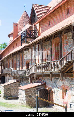 TRAKAI, Lituania - 8 giugno 2016: Vista Castello di Trakai sull isola di Trakai che costruita nel XIV secolo da Kestutis Foto Stock