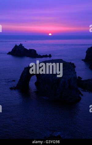 Tramonto a Lands End, Enys Dodnan e il Cavaliere armato , in Inghilterra, Regno Unito, GB Foto Stock