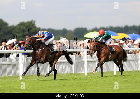 Jockey Ryan Moore, a bordo di ordine di St George, vince il 16.20 Gold Cup in onore della regina il novantesimo compleanno, durante il giorno e tre di Royal Ascot 2016, a Ascot Racecourse. Foto Stock