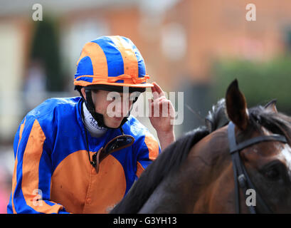 Jockey Ryan Moore, a bordo di ordine di St George, vince il 16.20 Gold Cup in onore della regina il novantesimo compleanno, durante il giorno e tre di Royal Ascot 2016, a Ascot Racecourse. Foto Stock