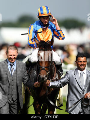 Ryan Moore celebra su ordine di St George vincendo la Gold Cup in onore della regina il novantesimo compleanno durante il giorno tre di Royal Ascot 2016, a Ascot Racecourse. Foto Stock