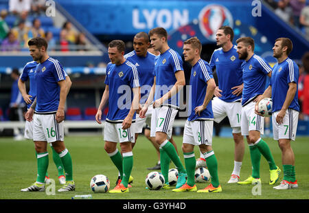 In Irlanda del Nord la Oliver Norwood (sinistra), Corry Evans (seconda a sinistra), Paddy McNair (centro), Steven Davis (centro, a destra), Stuart Dallas (seconda a destra) e Niall McGinn (a destra) il warm-up prima di UEFA Euro 2016, gruppo C corrispondono al Parc Olympique Lyonnais, Lione. Foto Stock