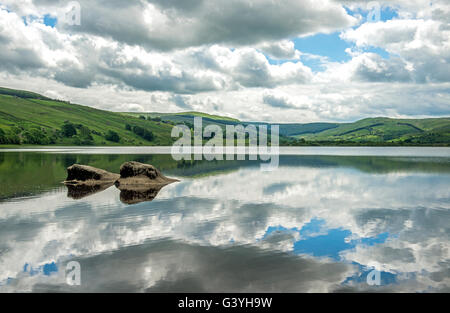 Acqua di Semer, o Semerwater, in Raydale, off Wensleydale nel Yorkshire Dales National Park, l'Inghilterra del nord Foto Stock