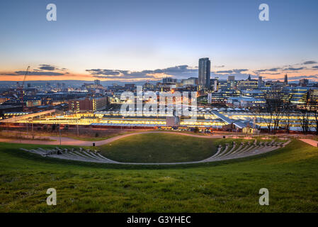 UK,South Yorkshire, Sheffield, il centro città di notte da un covone Valley Park Foto Stock