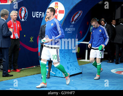 In Irlanda del Nord la Kyle Lafferty (sinistra) e in Irlanda del Nord la Shane Ferguson (destra) prima di UEFA Euro 2016, gruppo C corrispondono al Parc Olympique Lyonnais, Lione. Foto Stock