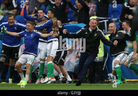 Irlanda del Nord manager Michael O'Neill (seconda a destra) celebra dopo in Irlanda del Nord la Niall McGinn (non in foto) punteggi al suo fianco il secondo obiettivo del gioco durante UEFA EURO 2016, gruppo C corrispondono al Parc Olympique Lyonnais, Lione. Foto Stock