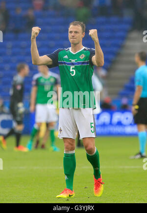 In Irlanda del Nord la Jonny Evans celebra dopo il fischio finale di UEFA Euro 2016, gruppo C corrispondono al Parc Olympique Lyonnais, Lione. Foto Stock