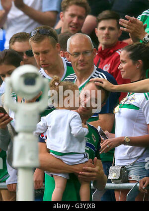 In Irlanda del Nord la Jonny Evans celebra dopo il fischio finale di UEFA Euro 2016, gruppo C corrispondono al Parc Olympique Lyonnais, Lione. Foto Stock