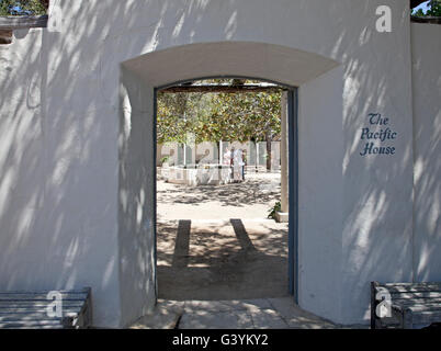 Giardino Entrata a Pacific House Museum, Custom House Plaza adiacente al porto di Monterey. Foto Stock