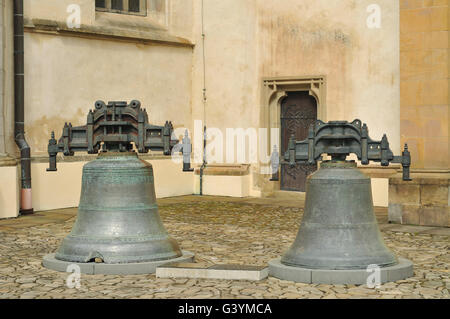 Le campane di fronte alla chiesa Foto Stock