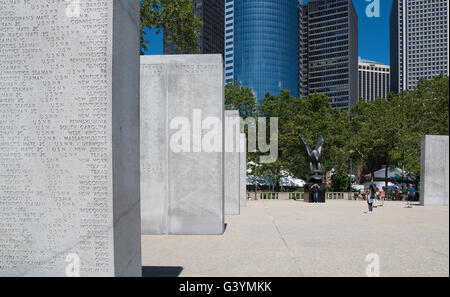 Ampio angolo di visione della East Coast Memorial per la II Guerra Mondiale i marinai perduti in Atlantico. Battery Park, New York Foto Stock