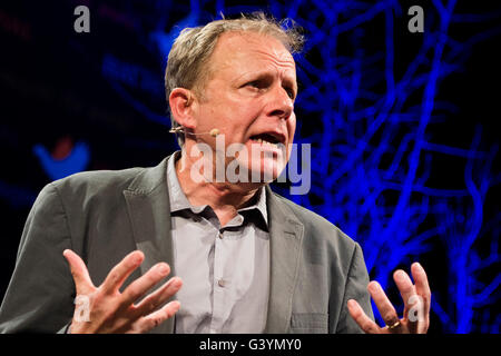 James Shapiro, James S. Shapiro è professore di inglese e Letteratura Comparata presso la Columbia University e la rinomata autorità su Shakespeare e il primo periodo moderno. Autore di "1606 - Shakespeare e l'anno di Lear' Il Festival di fieno, Sabato 28 Maggio 2016 ©keith morris www.artswebwales.com keith@artx.co.uk 07710 01970 285968 611106 Foto Stock