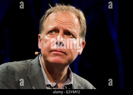 James Shapiro, James S. Shapiro è professore di inglese e Letteratura Comparata presso la Columbia University e la rinomata autorità su Shakespeare e il primo periodo moderno. Autore di "1606 - Shakespeare e l'anno di Lear' Il Festival di fieno, Sabato 28 Maggio 2016 ©keith morris www.artswebwales.com keith@artx.co.uk 07710 01970 285968 611106 Foto Stock