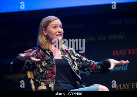 Holly Smale, British YA (giovani Adullt) scrittore di fiction. Il suo primo libro pubblicato, Geek Girl, ha vinto il 2014 Waterstones libro per bambini e del premio è stato nominato per il Roald Dahl Funny Prize 2013. Attualmente sta scrivendo un 6-libro teen fiction series, chiamato anche Geek Girl. A Hay Festival della letteratura e delle arti, Maggio 2016 Foto Stock