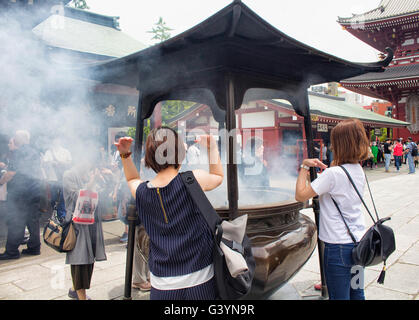 TOKYO - Maggio 2016: la gente a pregare nel Senso-ji il Tempio di Asakusa il 01 giugno, 2016 Foto Stock