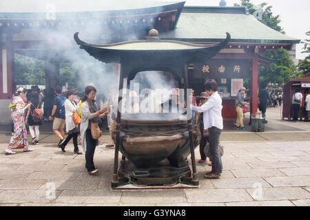 TOKYO - Maggio 2016: la gente a pregare nel Senso-ji il Tempio di Asakusa il 01 giugno, 2016 Foto Stock