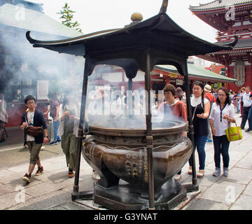 TOKYO - Maggio 2016: la gente a pregare nel Senso-ji il Tempio di Asakusa il 01 giugno, 2016 Foto Stock