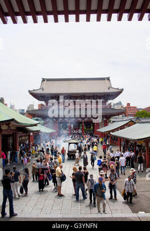 TOKYO - Maggio 2016: visitare la gente di Senso-ji il Tempio di Asakusa il 01 giugno, 2016 Foto Stock