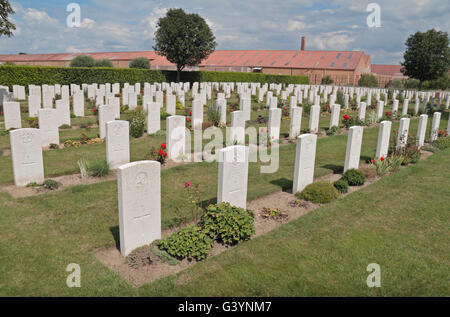 Lapidi in CWGC Tancrez cimitero di fattoria, Hainaut, Belgio. Foto Stock