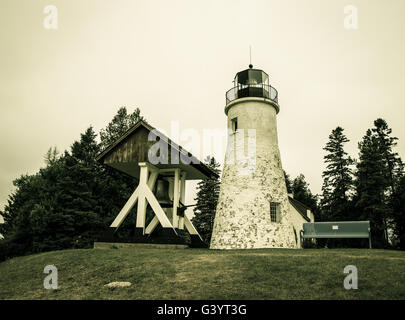 Vecchio Presque Isle Lighthouse. Secondo come riferito haunted lighthouse sul telecomando rive del Lago Huron. Foto Stock