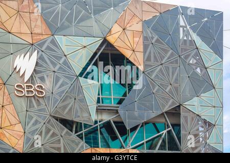 Al di fuori dell'edificio di SBS, Federation Square nella città di Melbourne, Australia Foto Stock