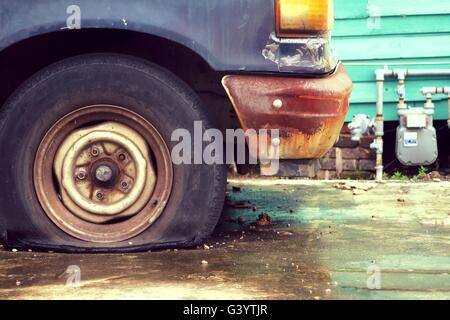 Vecchio carrello sperimentare l'effetto del tempo e di abbandono. Foto Stock