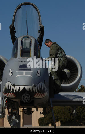 Salite pilota verso il basso a partire da un A-10 Thunderbolt. Foto Stock