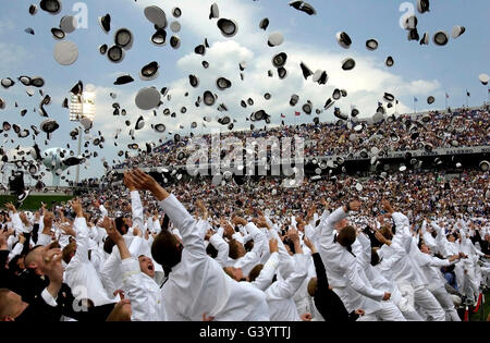 Appena sottufficiali celebrare gettando i loro aspiranti guardiamarina copre nell'aria. Foto Stock