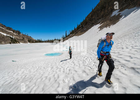 Brandon Prince e Noelle Synder sul percorso a salire il monte Heyburn a dente di sega la gamma della montagna Foto Stock