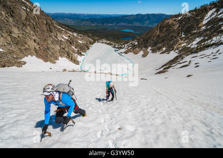 Brandon Prince e Noelle Synder climbing Mount Heyburn a dente di sega la gamma della montagna Foto Stock