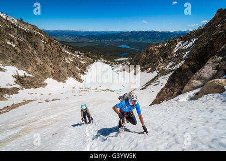 Brandon Prince e Noelle Synder climbing Mount Heyburn a dente di sega la gamma della montagna Foto Stock