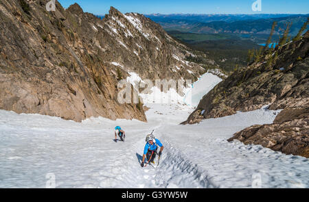 Brandon Prince e Noelle Synder climbing Mount Heyburn a dente di sega la gamma della montagna Foto Stock
