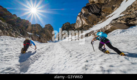 Brandon Prince e Noelle Synder climbing Mount Heyburn a dente di sega la gamma della montagna Foto Stock