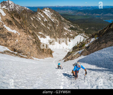 Brandon Prince e Noelle Synder climbing Mount Heyburn a dente di sega la gamma della montagna Foto Stock