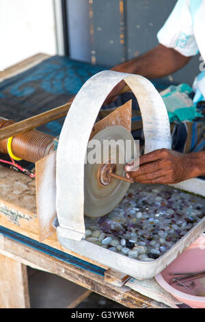 GALLE, SRI LANKA - 24 gennaio 2014: non identificato di lavoro artigiano in Galle, Sri Lanka. Industria delle gemme in Sri Lanka è stato in Foto Stock