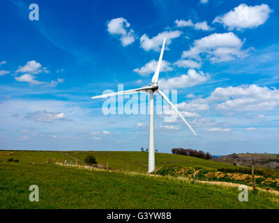 Turbina eolica vicino Brassington nel distretto di Peak Derbyshire Dales England Regno Unito Foto Stock